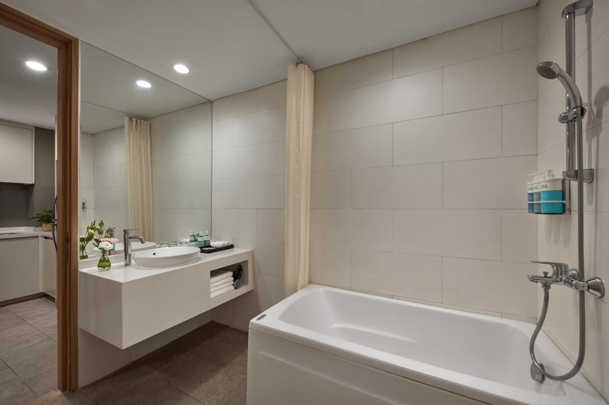 Novotel Living Saigon South Хошимин Экстерьер фото