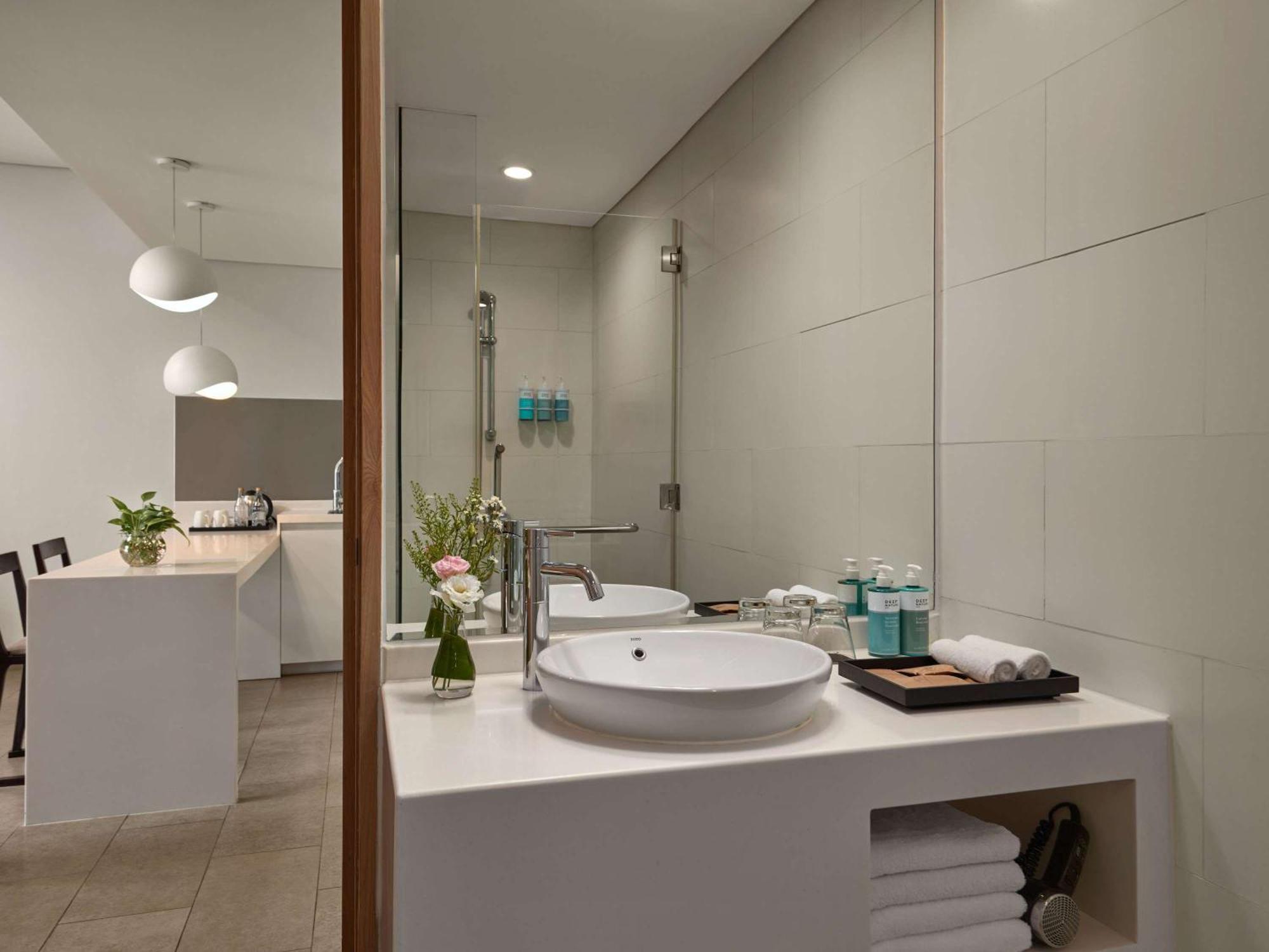 Novotel Living Saigon South Хошимин Экстерьер фото