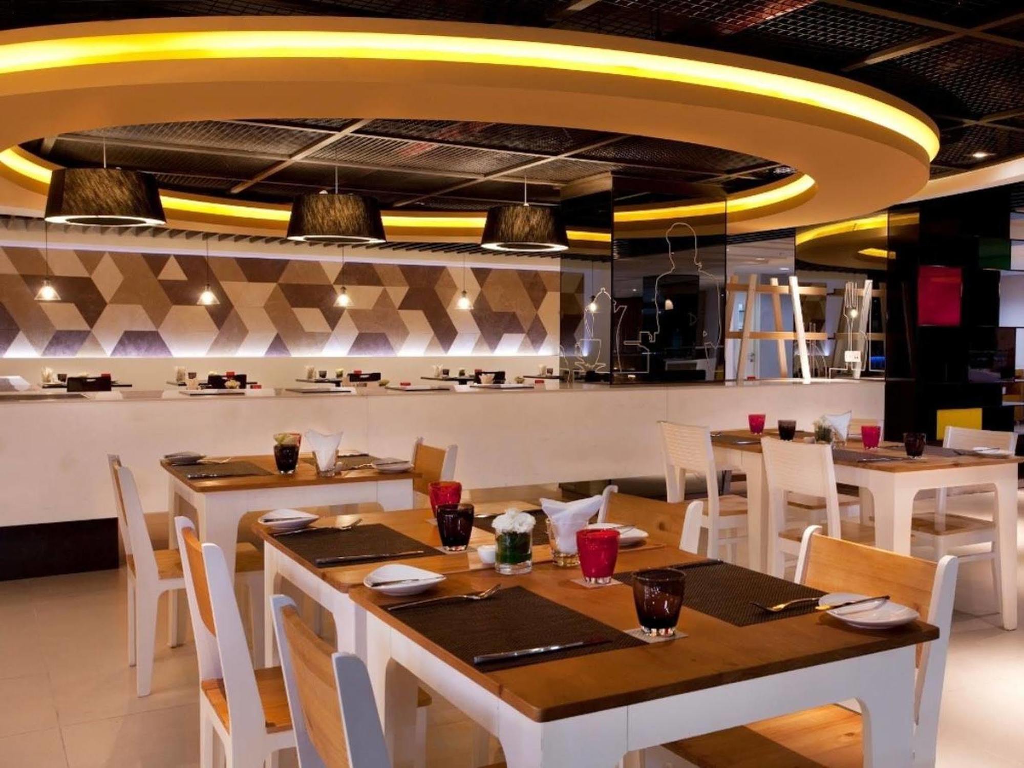 Novotel Living Saigon South Хошимин Экстерьер фото