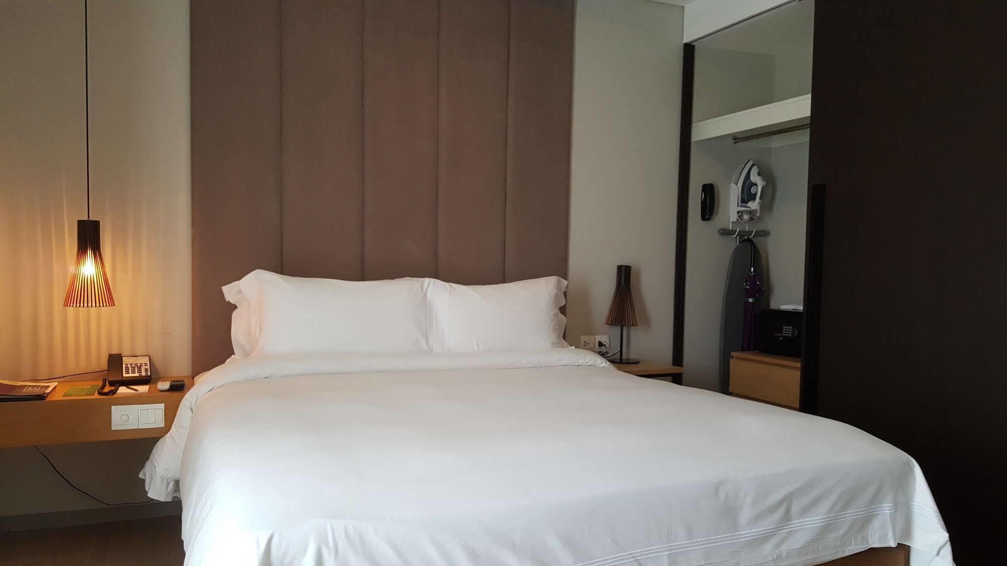 Novotel Living Saigon South Хошимин Экстерьер фото